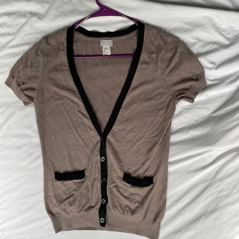 Size Small, H&M Grey Short Sleeve Cardigan for Summer comes with pockets!